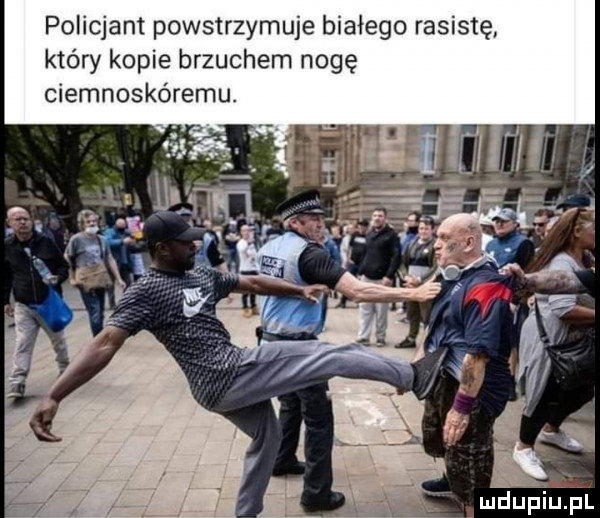 policjant powstrzymuje białego rasistę który kopie brzuchem nogę ciemnoskóremu