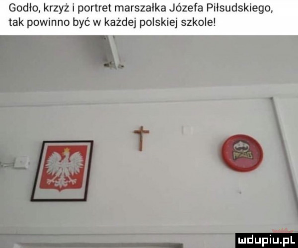 godło. krzyki portret marszałka józefa piłsudskiego tak powinno być w każdej polskiej szkole