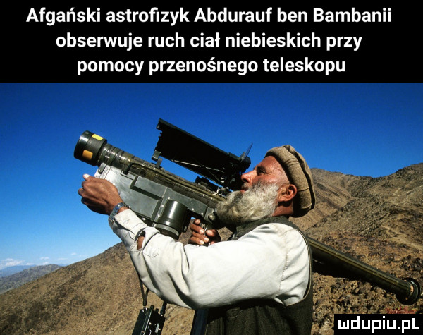 afgański astrofizyk abdurauf ben bambanii obserwuje ruch ciał niebieskich przy pomocy przenośnego teleskopu