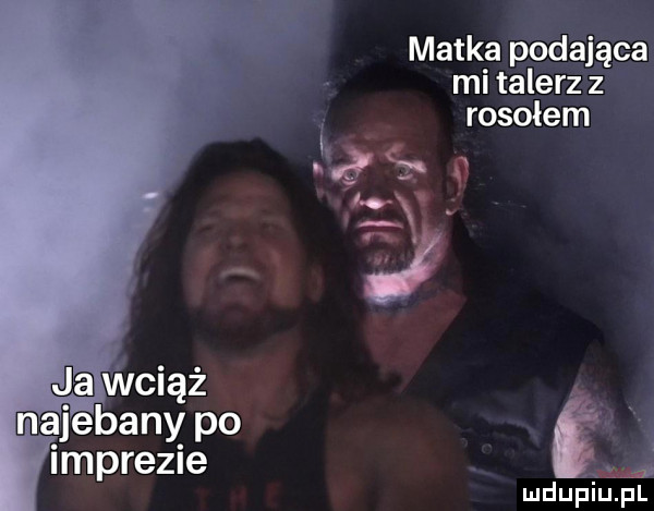 matka podająca mi talerz z rosołem prz o   wciąż najebany po imprezie