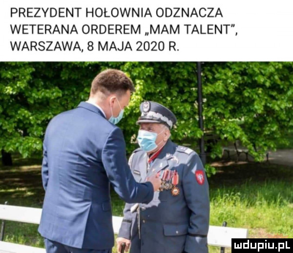 prezydent holownia odznacza weterana orderem mam talent warszawa   maja      r