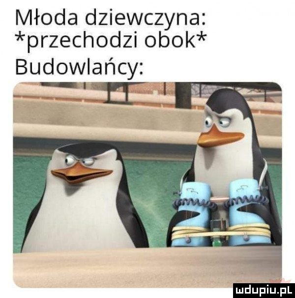 młoda dziewczyna przechodzi ob k budowlańcy ludu iu. l
