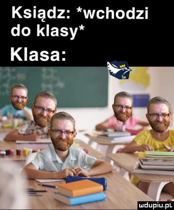 ksiądz wchodzi do klasy