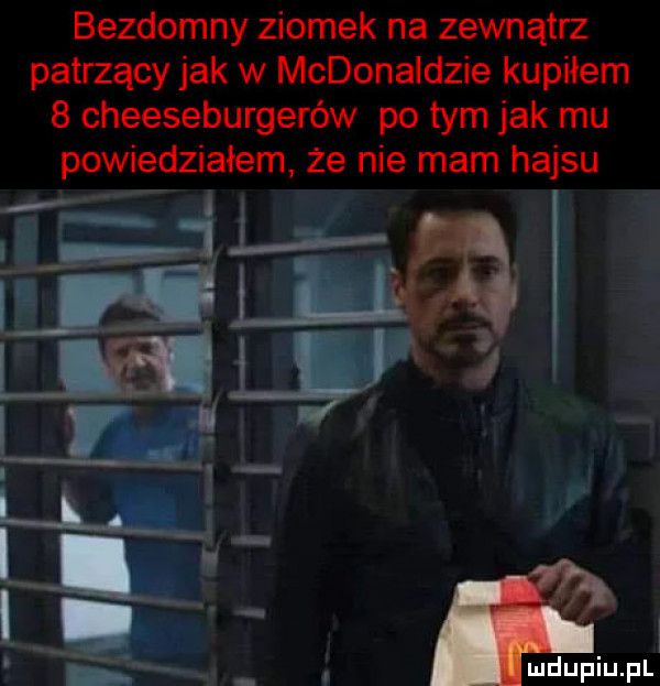 bezdomny ziomek na zewnątrz patrzący jak w mcdonaldzie kupiłem   cheeseburgerów po tym jak mu powiedziałem że nie mam hajsu       f i