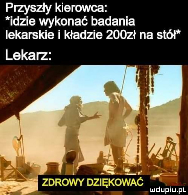 przyszły kierowca idzie wykonać badania lekarskie i kładzie     ł na stół lekarz