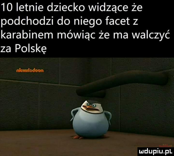 letnie dziecko widzące że podchodzi do niego facet z karabinem mówiąc że ma walczyć za polskę w
