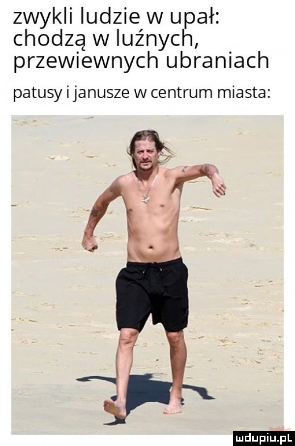 zwykli ludzie w upał chodzą w luźnych przewiewnych ubraniach patusy janusze w centrum miasta ludu iu. l