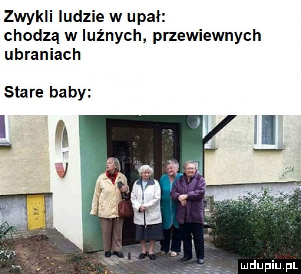 zwykli ludzie w upał chodzą w luźnych przewiewnych ubraniach stare baby