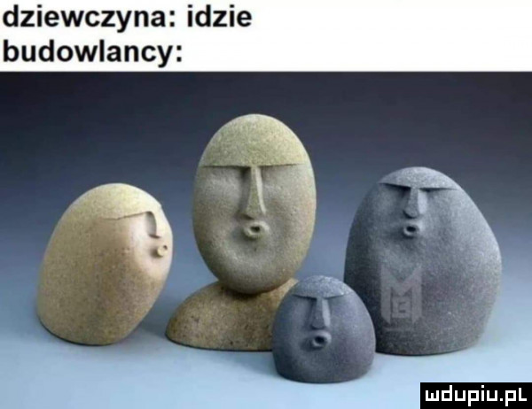 dziewczyna idzie budowlancy