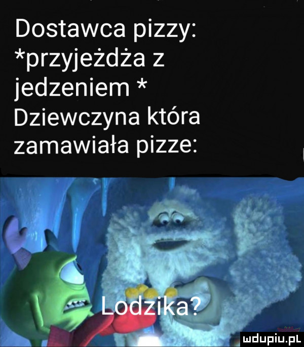 dostawca pizzy przyjeżdża z jedzeniem dziewczyna która zamawiała pizze