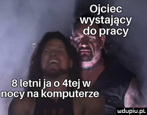 ojciec wystający j ławo racy l l a   letni ja o  tej w nocy na komputerze c