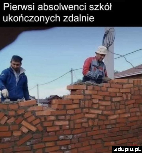 pierwsi absolwenci szkół ukończonych zdalnie