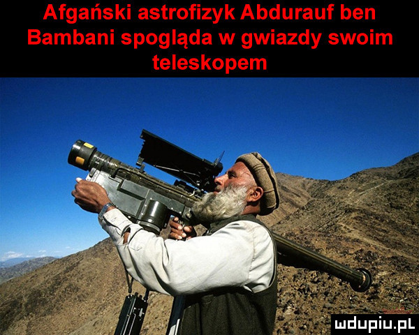 afgański astrofizyk abdurauf ben bambami spogląda w gwiazdy swoim teleskopem