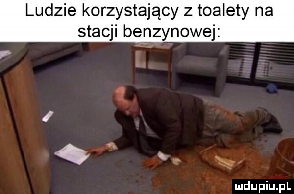 ludzie korzystający z toalety na stacji be zinowej. abakankami