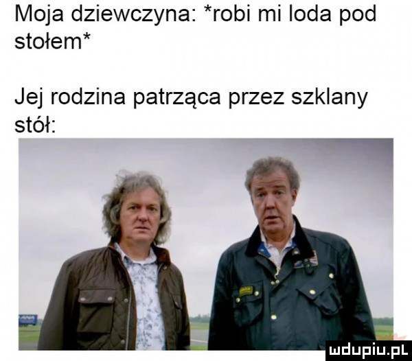 moja dziewczyna robi mi irda pod stołem jej rodzina patrząca przez szklany stół