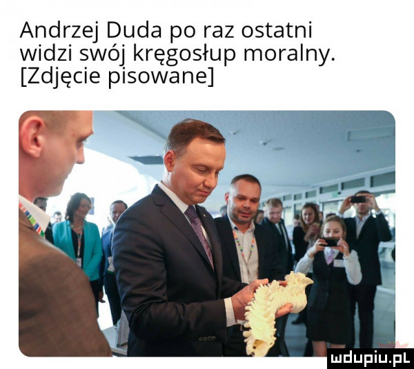 andrzej duda po raz ostatni widzi swój kręgosłup moralny. zdjęcie pasowane