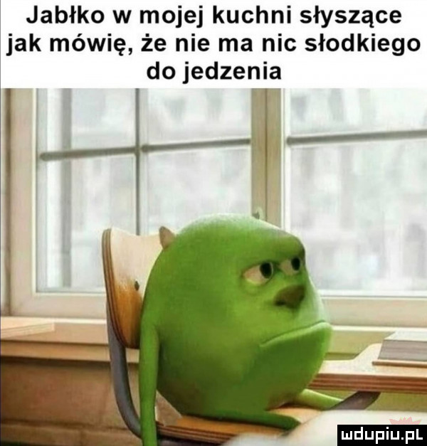 jabłko w mojej kuchni słyszące jak mówię że nie ma nic słodkiego do jedzenia. abakankami a. ludu iu. l