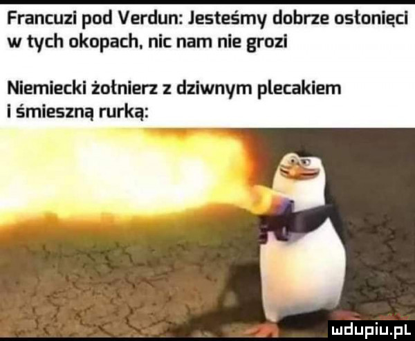 francuzi pod verdun jesteśmy dobrze osłonleci w tych okopach. nic nam nie grozi niemiecki żołnierz dziwnym plecakiem is mleczną rurką mdhpiupl