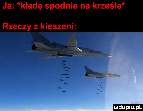 ja kładę spodnie na krześle rzeczy z kieszeni