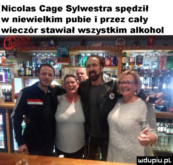 nicolas cage sylwestra spędził w niewielkim pubie i przez caly wieczór stawial wszystkim alkohol