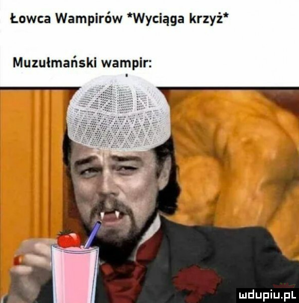 łowca wampirów wyciąga krzyż muzułmański wampir