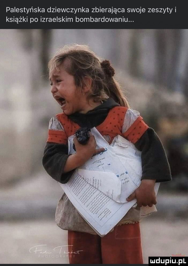 palestyńska dziewczynka zbierająca swoje zeszyty i książki po izraelskim bombardowania