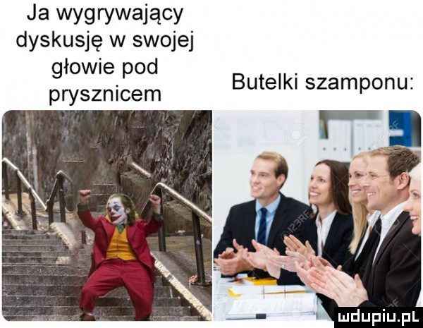 ja wyg rywający dyskusję w swojej głowie pod butelki szamponu prysznicem