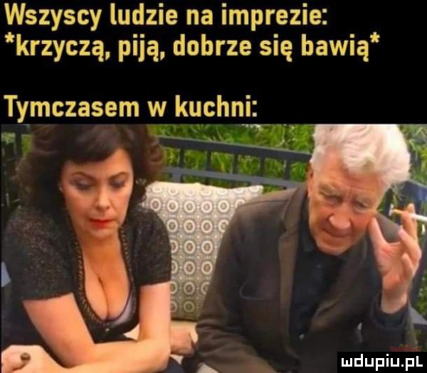 wszyscy ludzie na imprezie krzyczą piją dobrze się bawią. tymczasem w kuchni