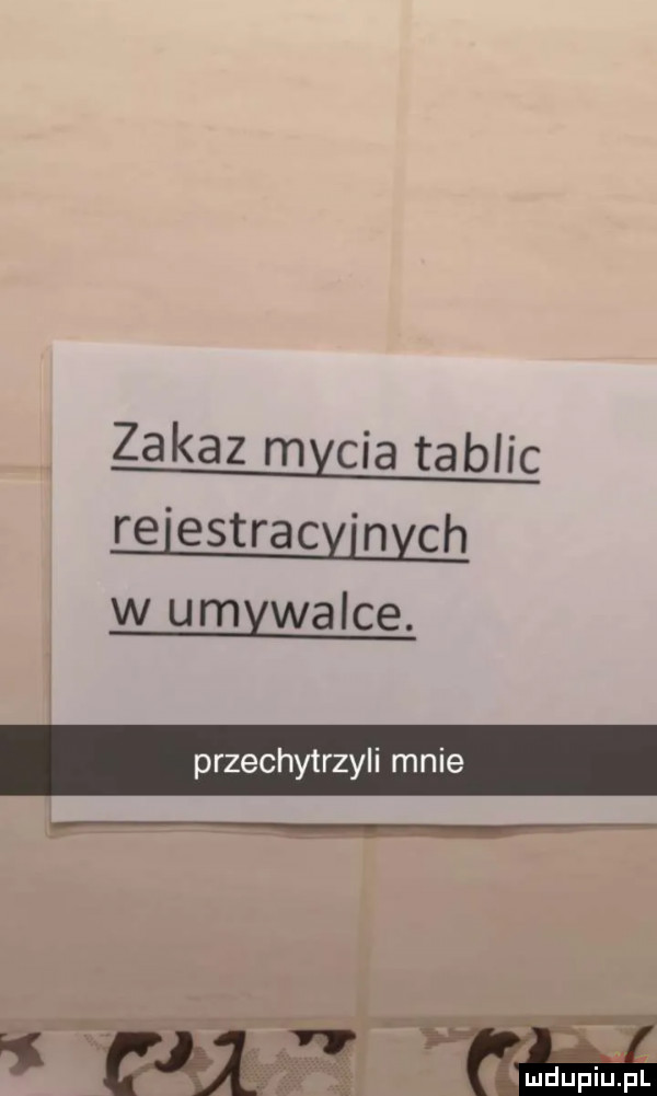 zakaz m cia tablic w w umywalce. przechytrzyli mnie