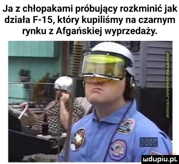 ja z chłopakami próbujący rozkminić jak działa f    który kupiliśmy na czarnym rynku z afgańskiej wyprzedaży