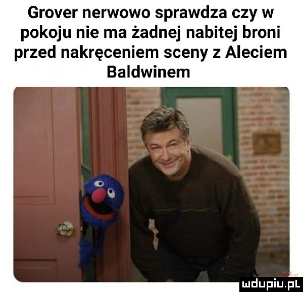 glover nerwowo sprawdza czy w pokoju nie ma żadnej nabitej broni przed nakręceniem sceny z alekiem baldwinem