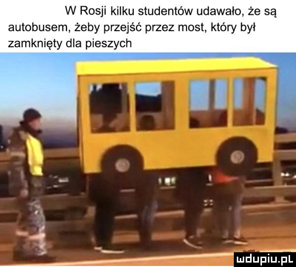 w rosji kilku studentów udawało że są autobusem. żeby przejść przez most który by zamknięty dla pieszych