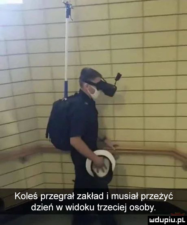 koleś przegrał zakład i musiał przeżyć dzień w widoku trzeciej osoby