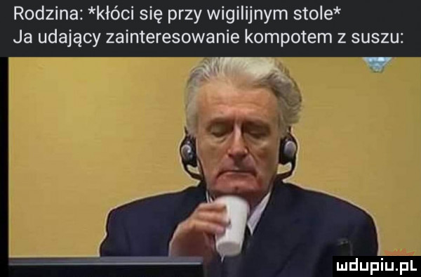 rodzina kłóci się przy wigilijnym smolt ja udający zainteresowanie kompotem z suszu ludupiupl