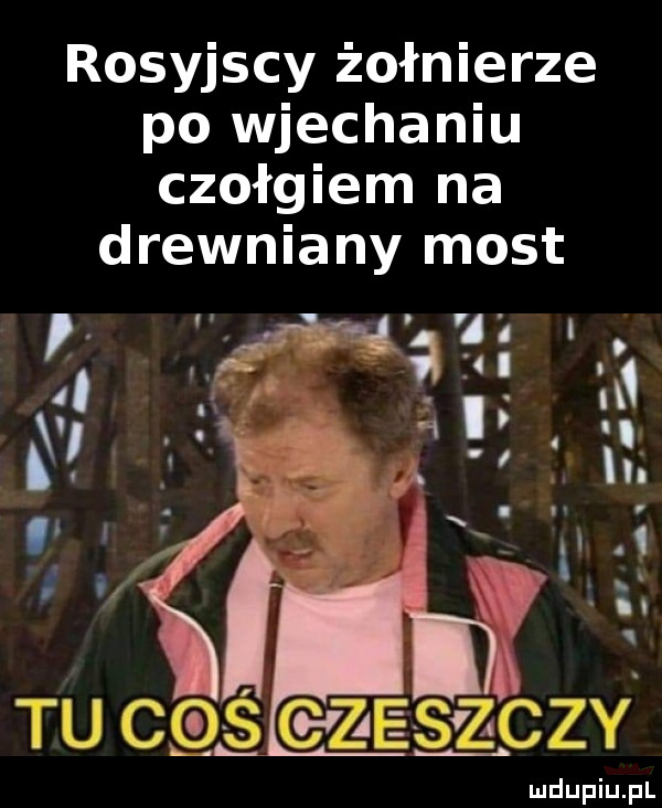 rosyjscy żołnierze po wjechaniu czołgiem na drewniany most