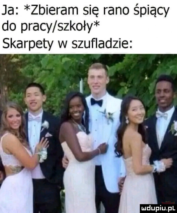 ja zbieram się rano śpiący do pracy szkoły skarpety w szufladzie