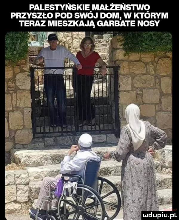palestyńskie małżeństwo przyszło pod swój dom w którym teraz mieszkają garbate nosy ara