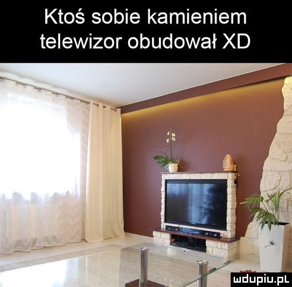 ktoś sobie kamieniem telewizor obudował xd