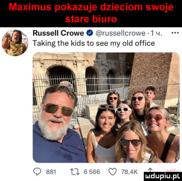 maximus pokazuje dzieciom swoje stare biuro russell crowe russellcrowe    . taping tee kies to sie my ocd office. o     le      q     k ma