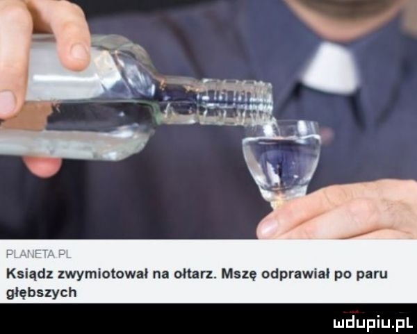 r ksiądz zwymiotowal na ołtarz. mszę odprawiał po paru głębszych