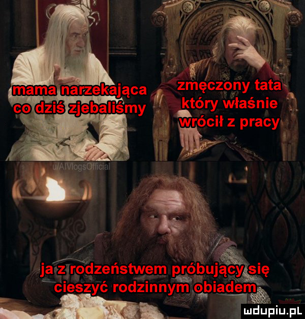 zmęczony tatamk który właśnie t ici wrócił z pracy ja z rodzeństwem próbujący się  a. cieszyć rodzinnym biademk