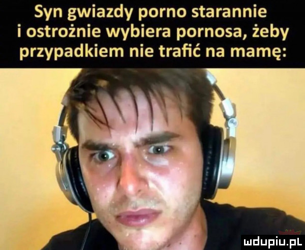 syn gwiazdy porno starannie i ostrożnie wybiera pornosa żeby przypadkiem nie trafić na mamę