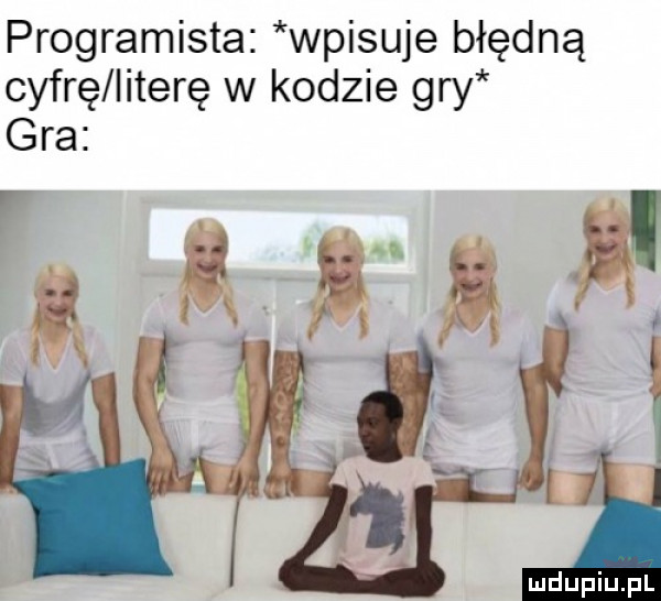 programista wpisuje błędną cyfrę literę w kodzie gry