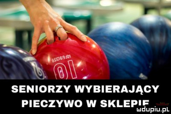 seniorzya wybierający pieczywo w sklep ludupiu. pl