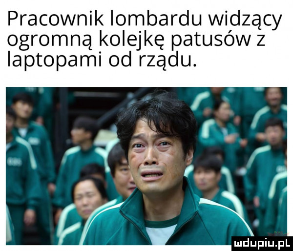 pracownik lombardu widzący ogromną kolejkę patusów z laptopami od rządu