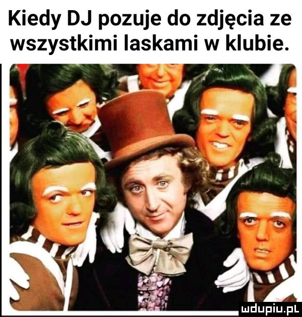 kiedy dj pozuje do zdjęcia ze wszystkimi laskami w klubie