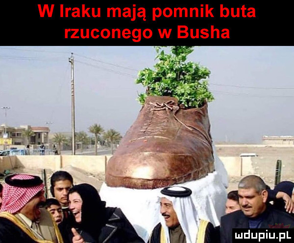 w iraku mają pomnik buta rzuconego w busha