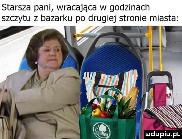 starsza pani wracająca w godzinach szczytu z bazarku po drugiej stronie miasta