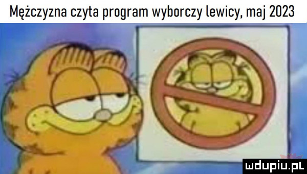 mężczyzna czyta program wyborczy lewicy ma