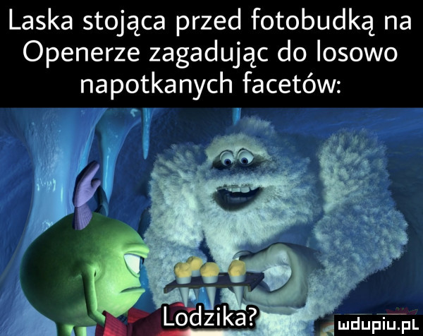 laska stojąca przed fotobudką na openerze zagadując do losowo napotkanych facetów